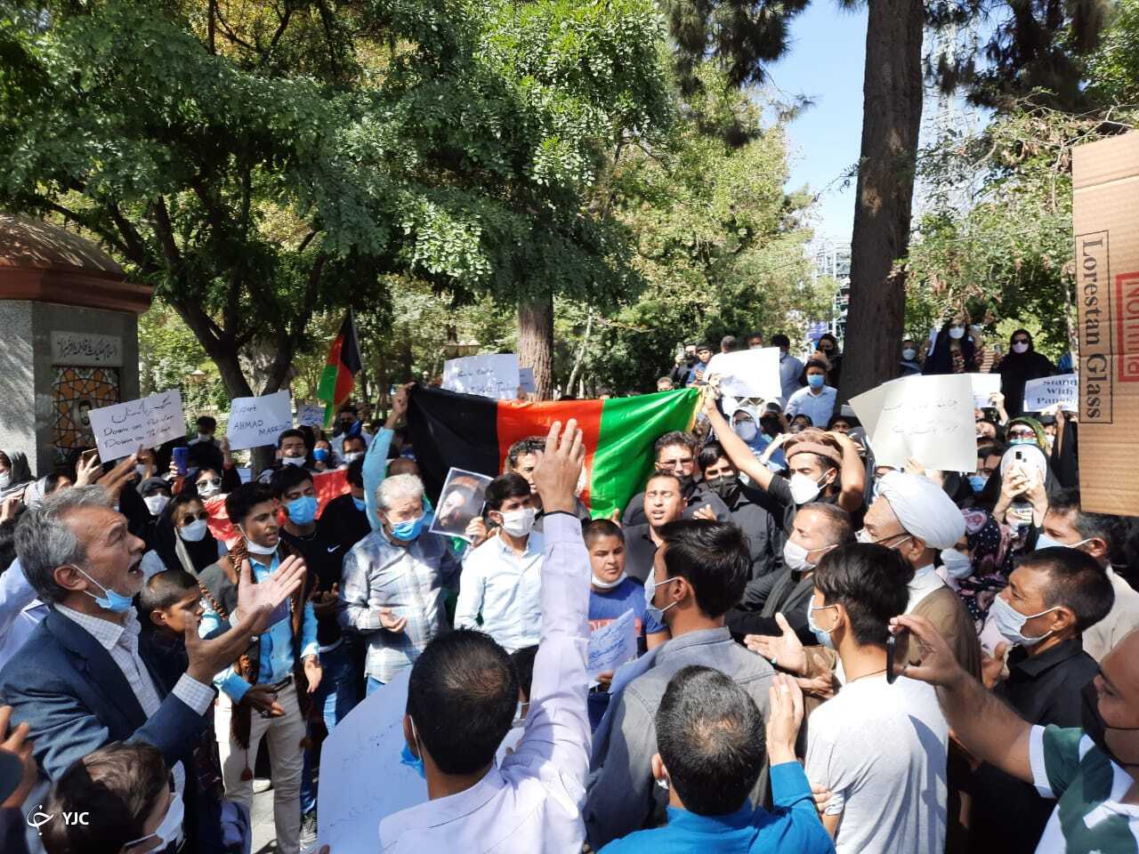 تجمع جمعی از افغان های مقیم مشهد جلوی سفارت پاکستان+ تصویر