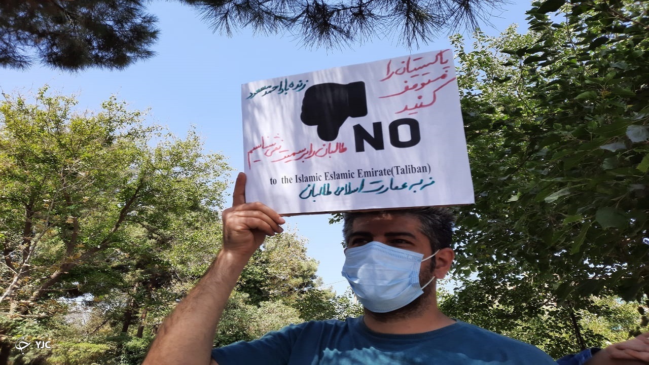 تجمع جمعی از افغان های مقیم مشهد جلوی سفارت پاکستان+ تصویر
