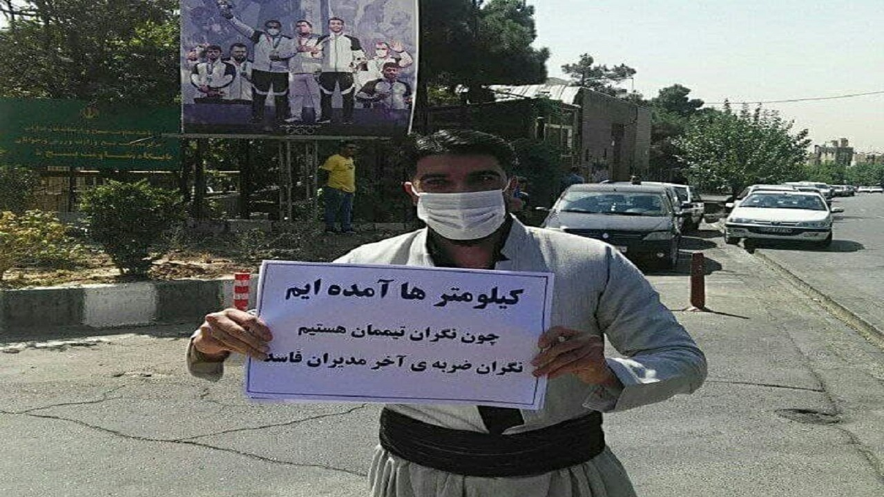 اعتراض هواداران استقلال مقابل ساختمان وزارت ورزش / شعار علیه مددی