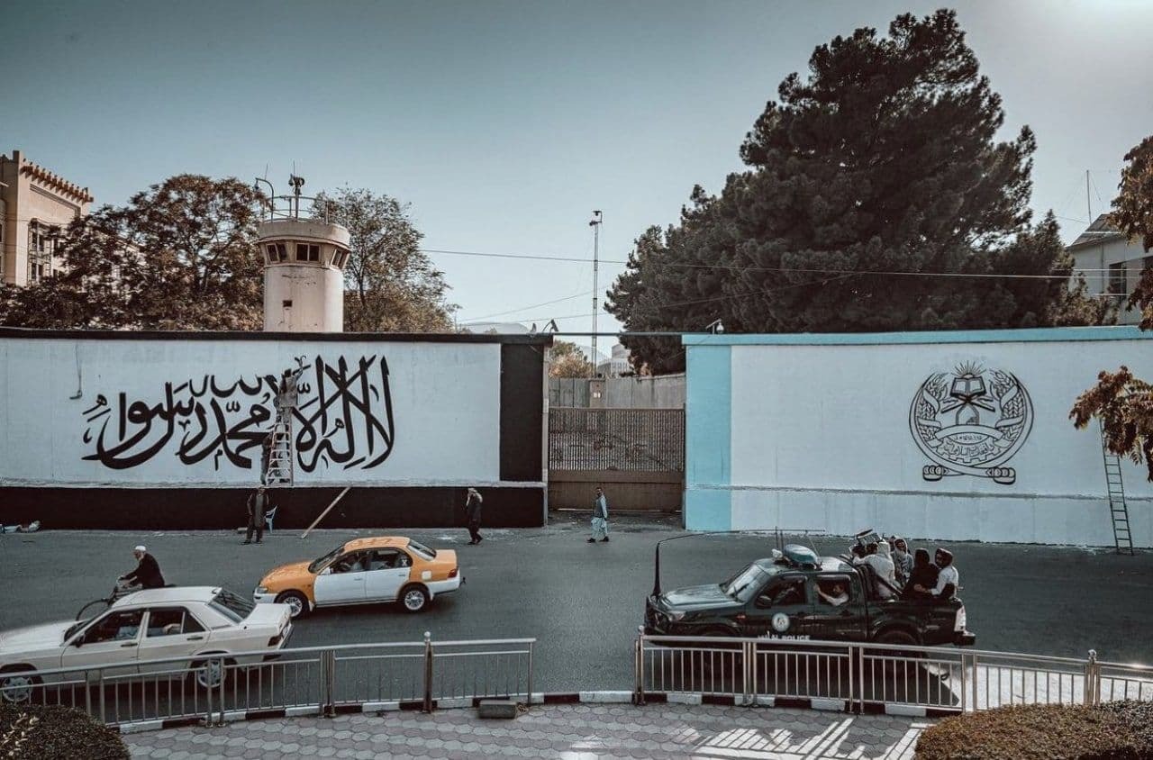 تصاویر: نقش پرچم طالبان روی دیوار سفارت آمریکا در کابل