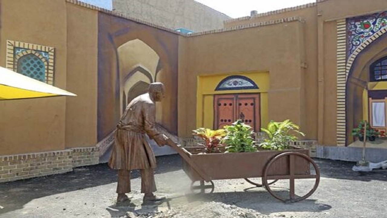 اِلمان پیرمرد گل‌فروش در ورودی شرقی کرج نصب شد