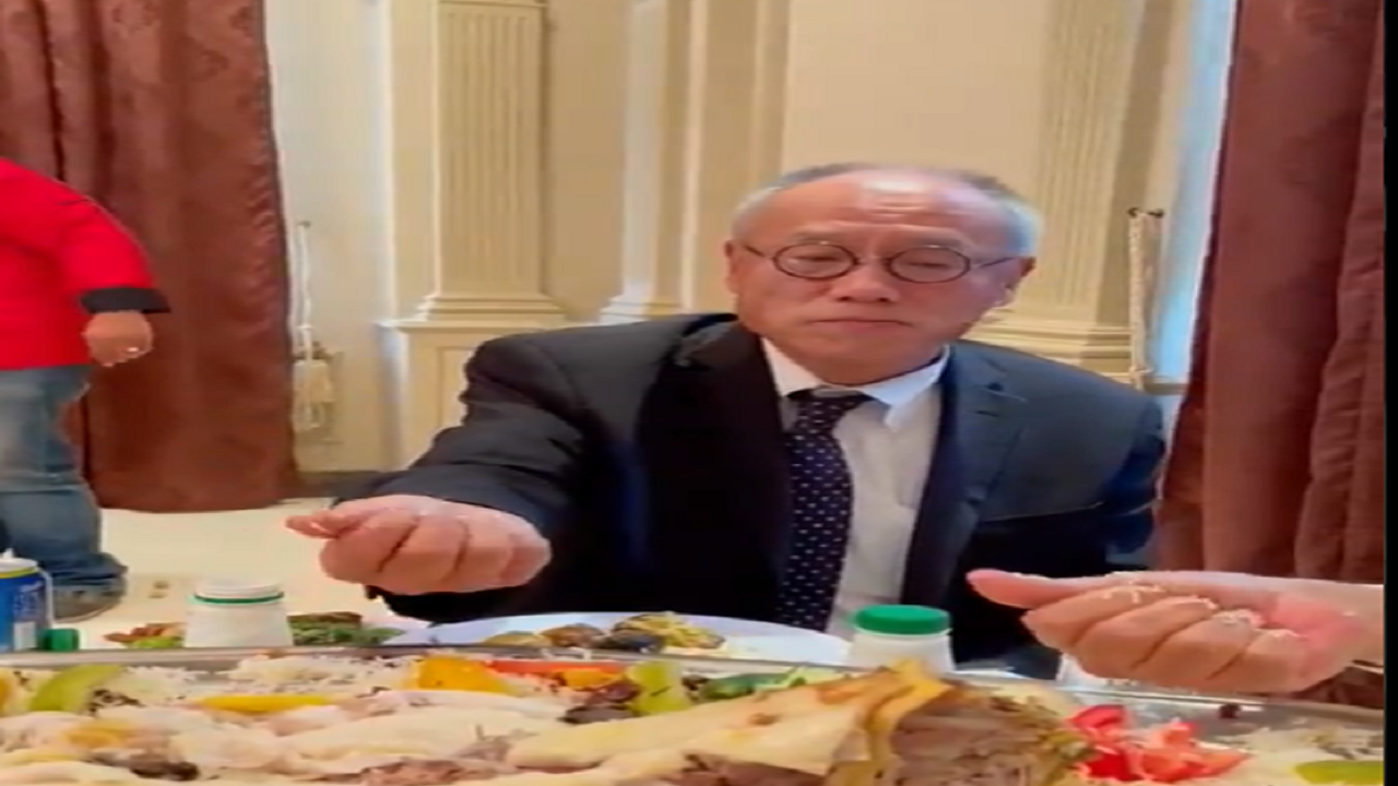 مصائب غذا خوردن سفیر ژاپن به سبک عرب‌ها+فیلم