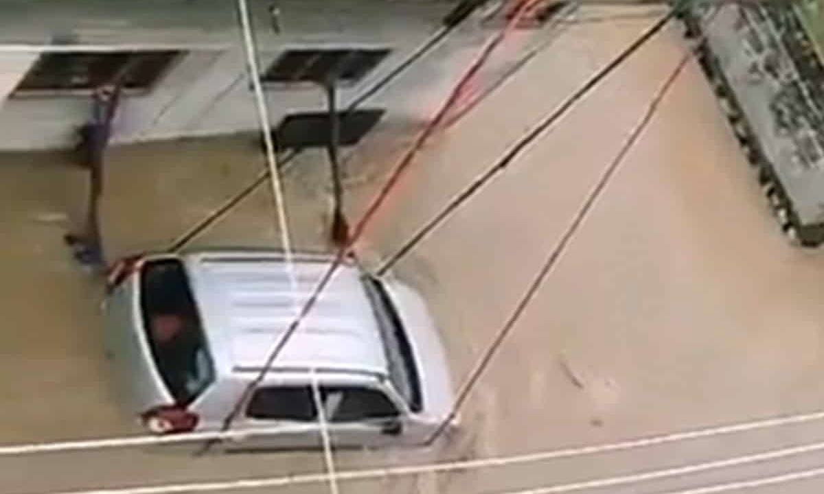 روش متفاوت مرد هندی برای جلوگیری از غرق‌شدن خودرو در سیل + فیلم