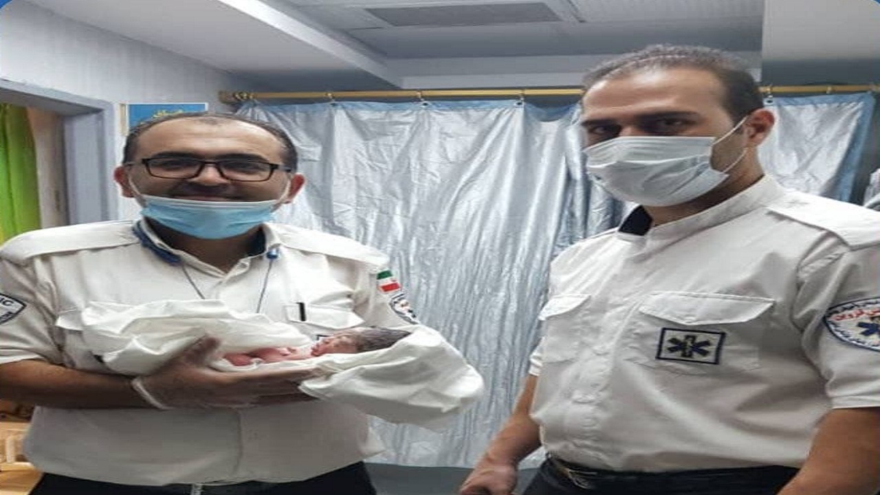 به دنیا آمدن نوزاد عجول در آمبولانس اورژانس بوئین زهرا