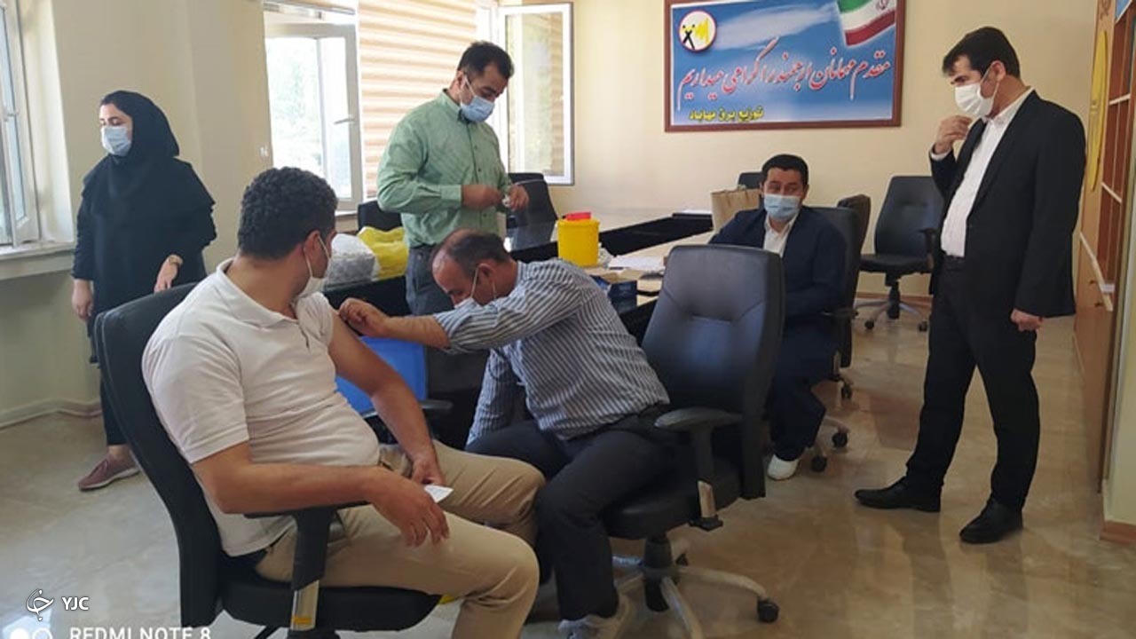 کارکنان مدیریت توزیع برق مهاباد واکسن کرونا را دریافت کردند