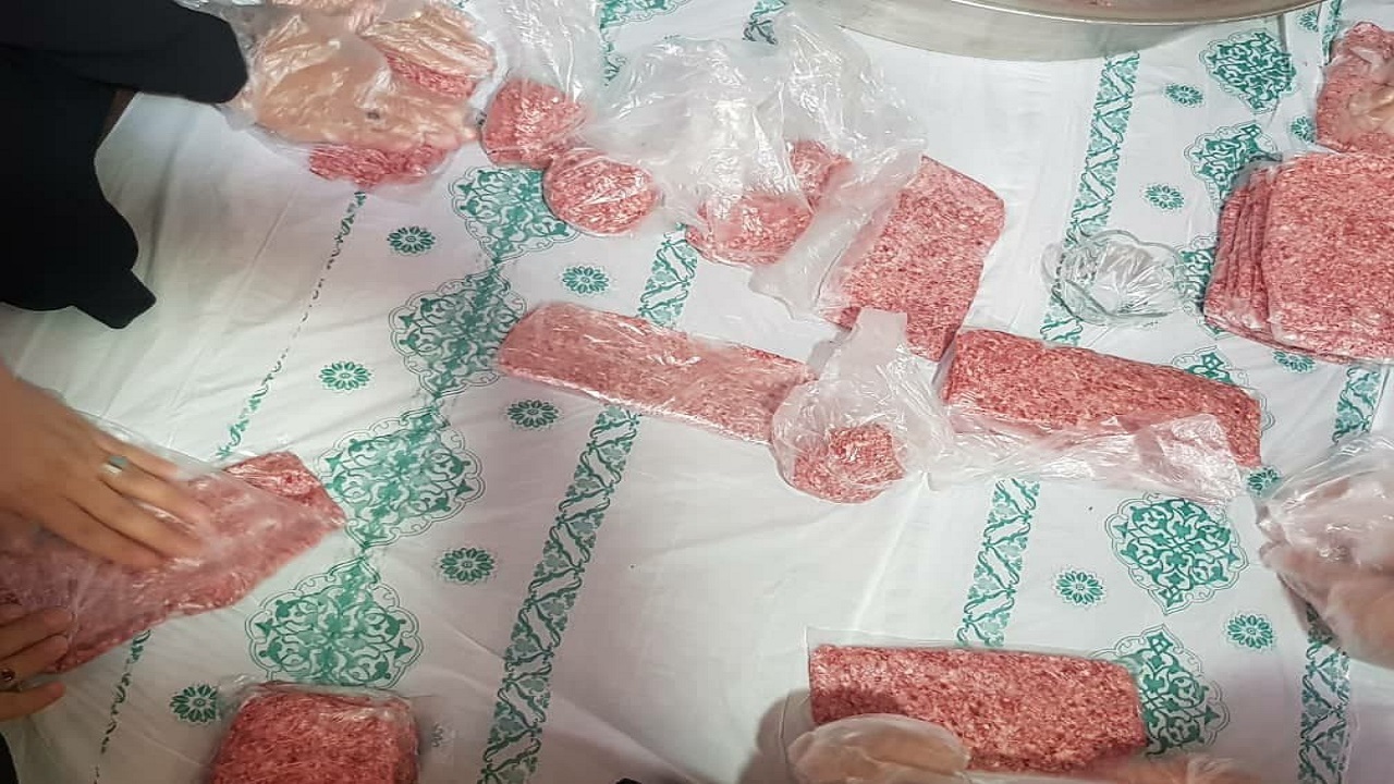 آماده سازی و بسته بندی گوشت برای محرومین + تصاویر