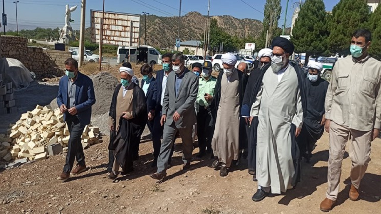 بازدید امام جمعه شیراز از شهر زلزله زده سی سخت