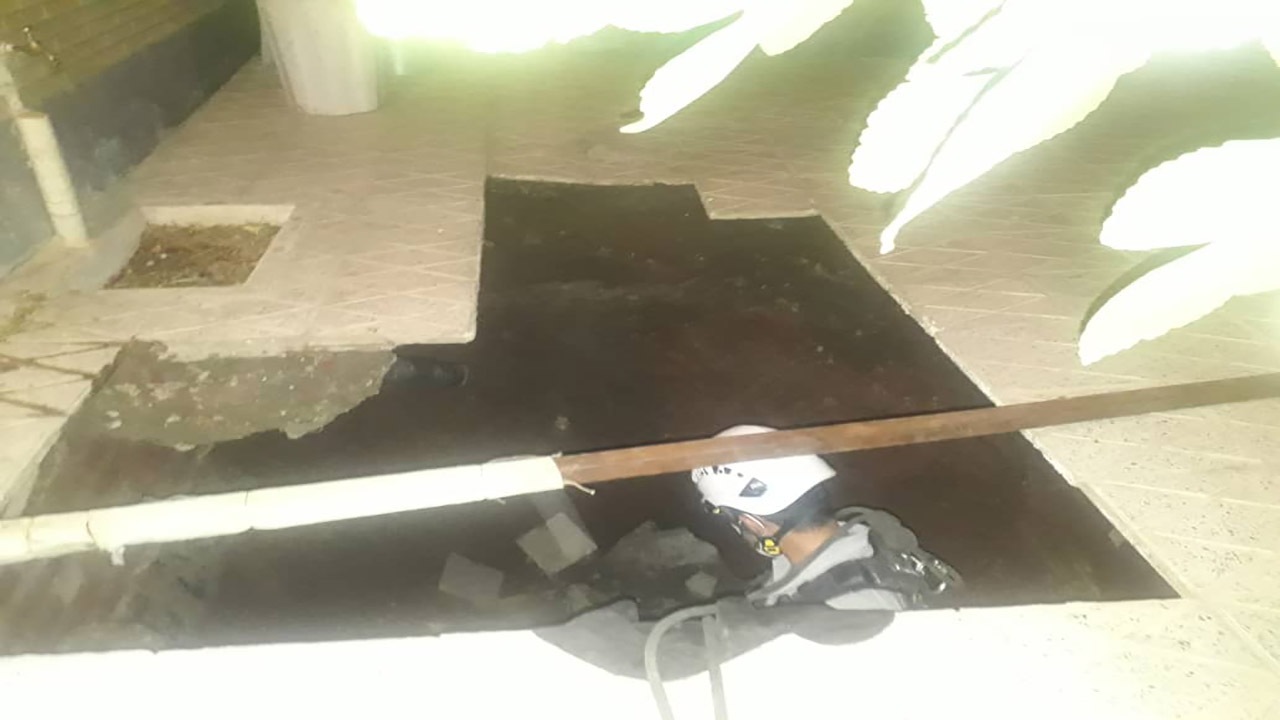 نجات ۲ نفر از چاه یک منزل مسکونی در کرمان