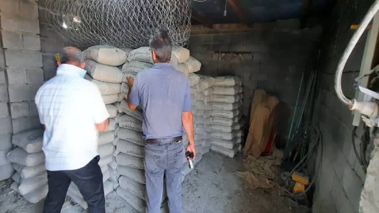 کشف ۱۴ تن سیمان احتکار شده در شهرستان پارس‌آباد