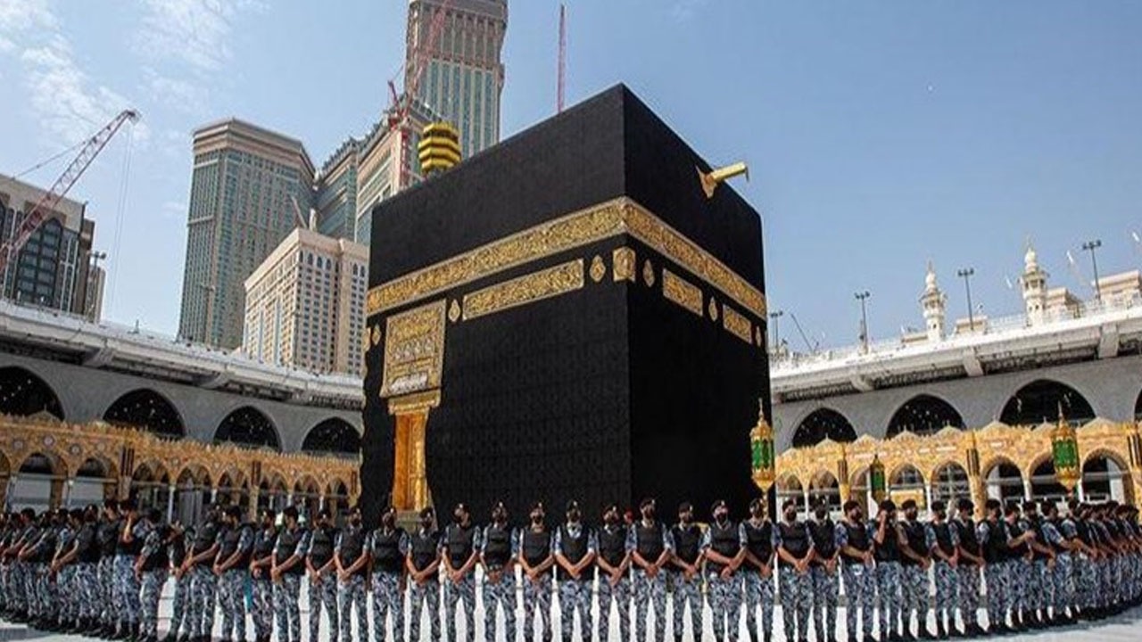اولین بار چه کسی خانه خدا را شُست؟