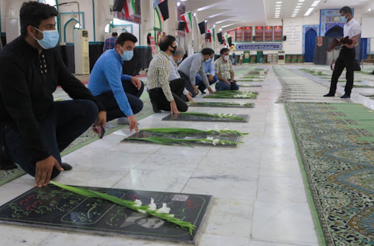 غبار روبی گلزار شهدا در هرمزگان