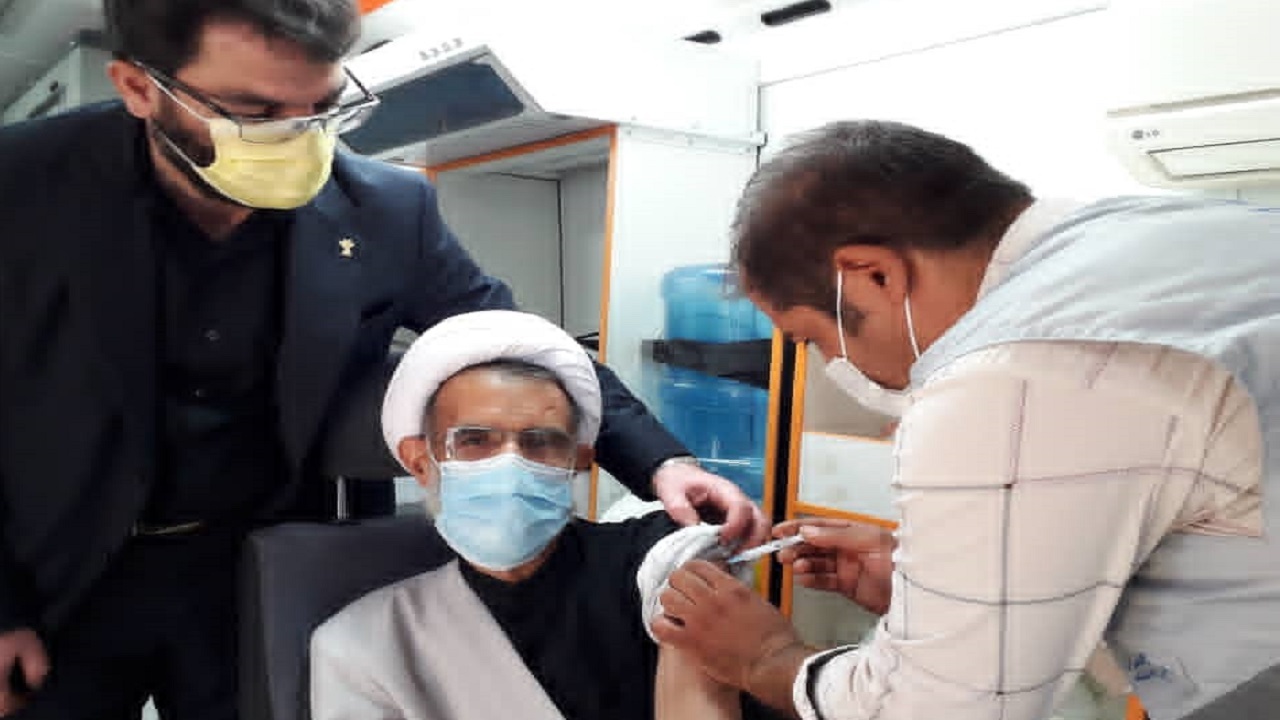نماینده ولی فقیه در چهارمحال و بختیاری واکسن برکت دریافت کرد + تصاویر