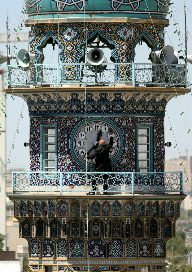 ساعت&zwnj;هایی که با دل زائران کوک می&zwnj;شوند/ ساعتی با ۱۲۶ سال قدمت در حرم رضوی + عکس