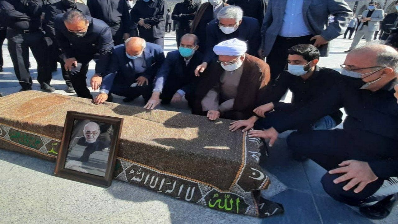 تشییع پیکر حاج حیدر رحیم‌پور ازغدی در حرم مطهر رضوی/پیکر در خاک آرام گرفت+ فیلم