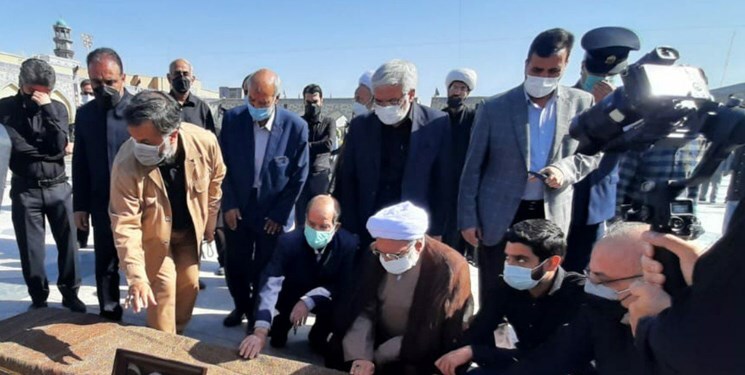 تشییع پیکر حاج حیدر رحیم&zwnj;پور ازغدی در حرم مطهر رضوی/پیکرحاج حیدر  در خاک آرام گرفت + عکس