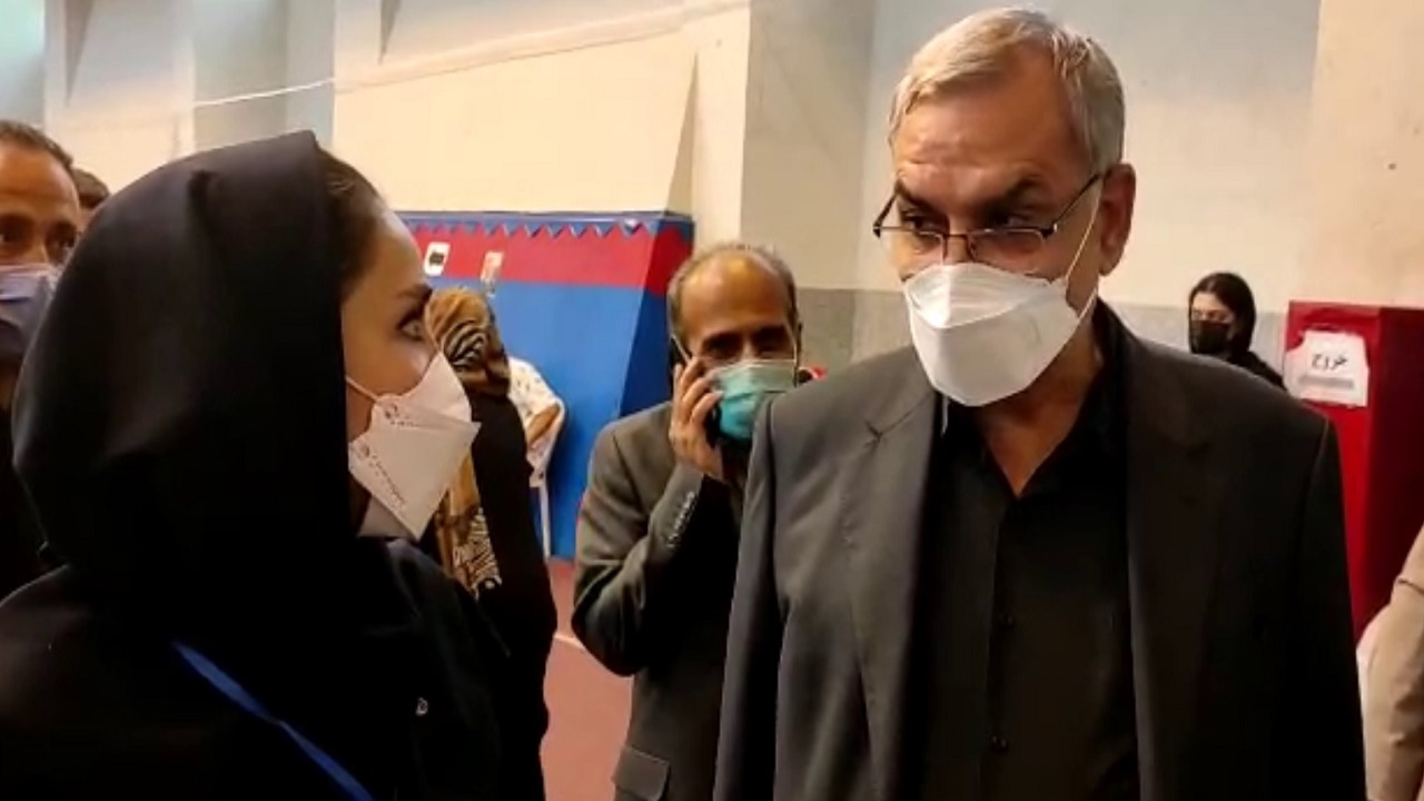 بازدید وزیر بهداشت از مراکز واکسیناسیون و تذکر به مسئولان برای معطلی مردم