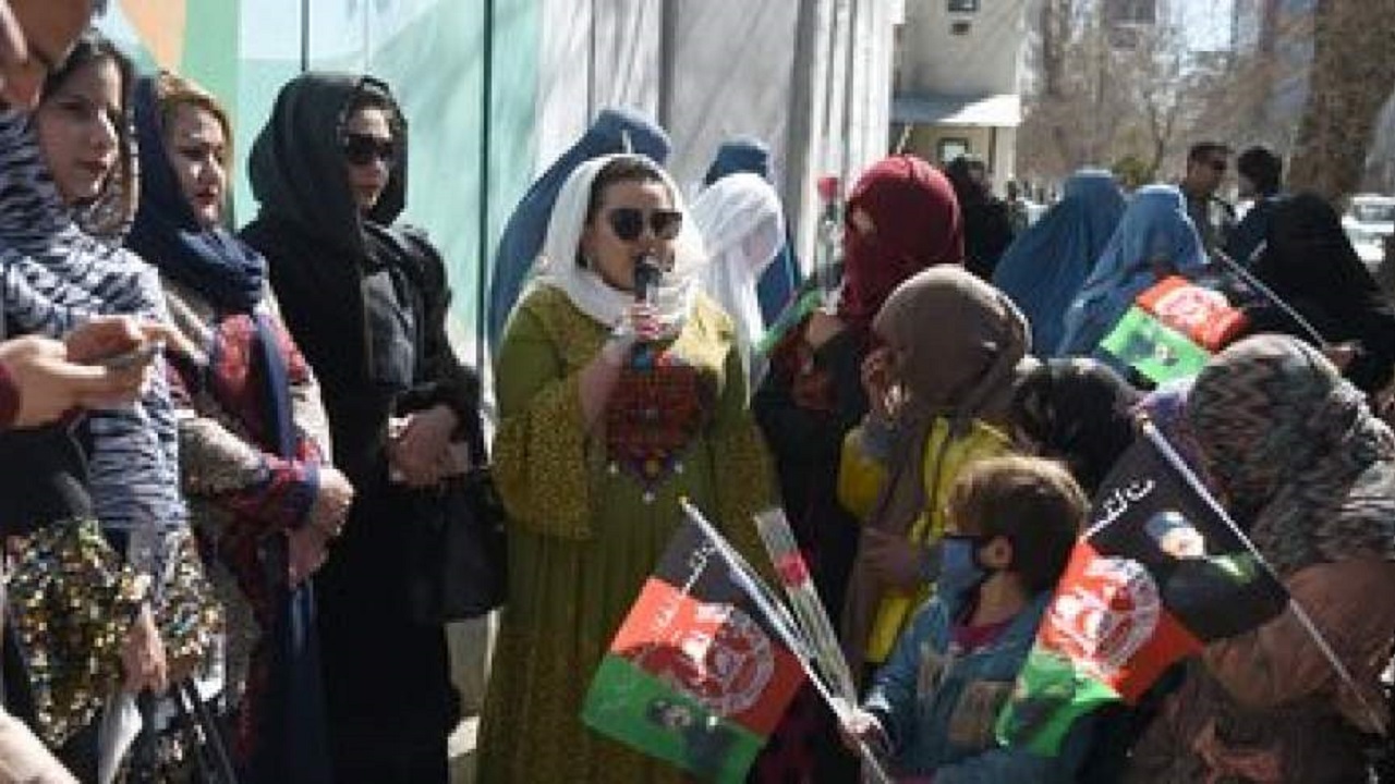 زنان نیمروز و بامیان دست به تظاهرات زدند