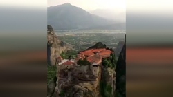 ظاهر شدن ستون نورانی اسرار آمیز در آسمان چین + فیلم