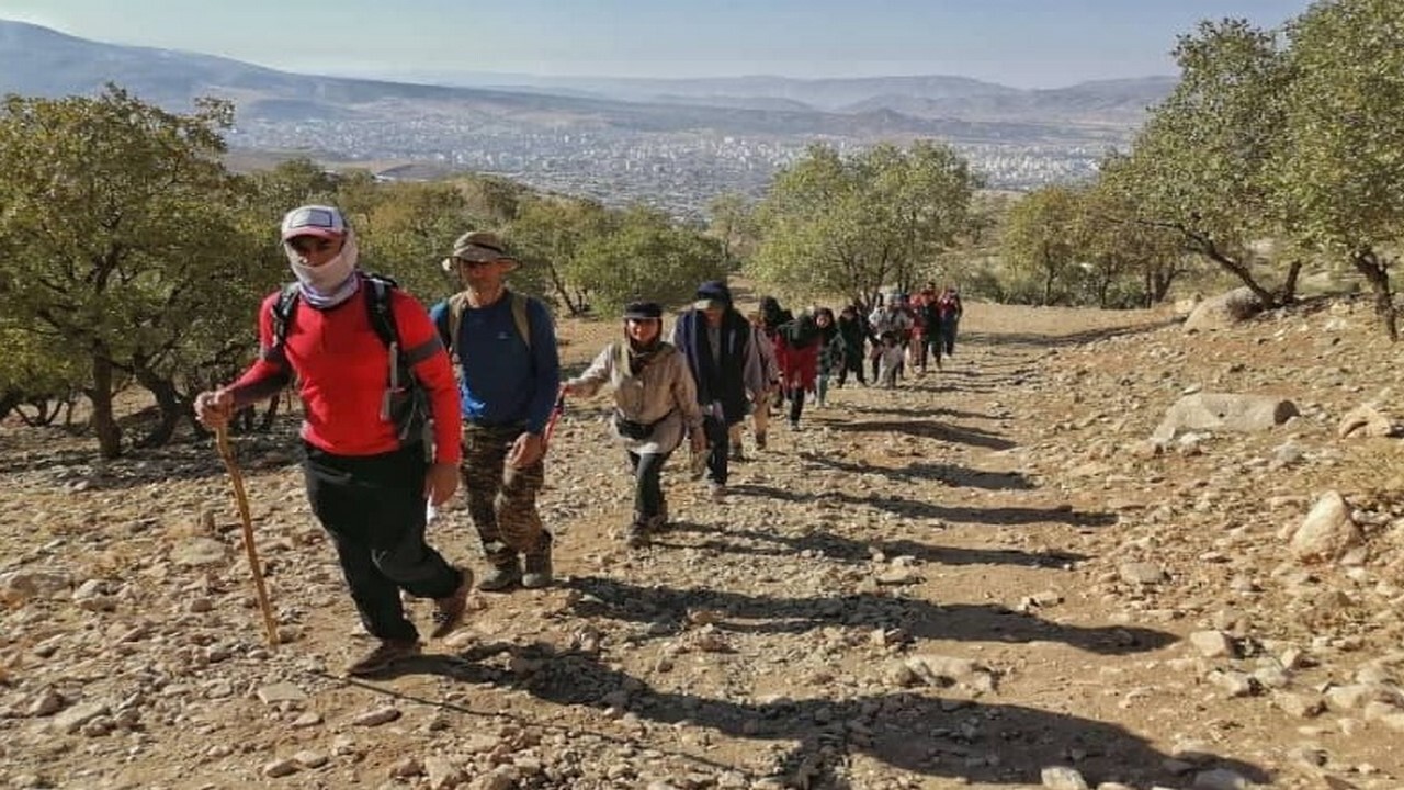 صعود کوهنوردان شهرستان مهران به منطقه چشمه هانیوان