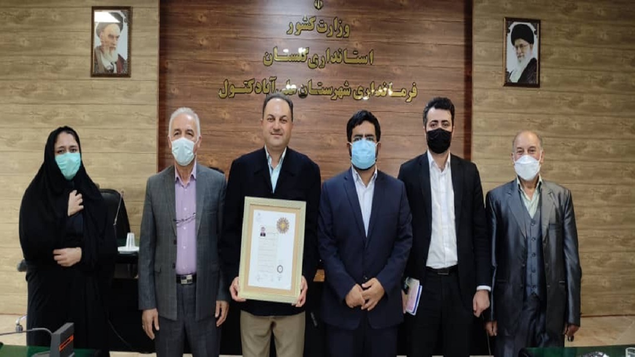 اهدای نشان درجه ۲ هنری به هنرمند گلستانی