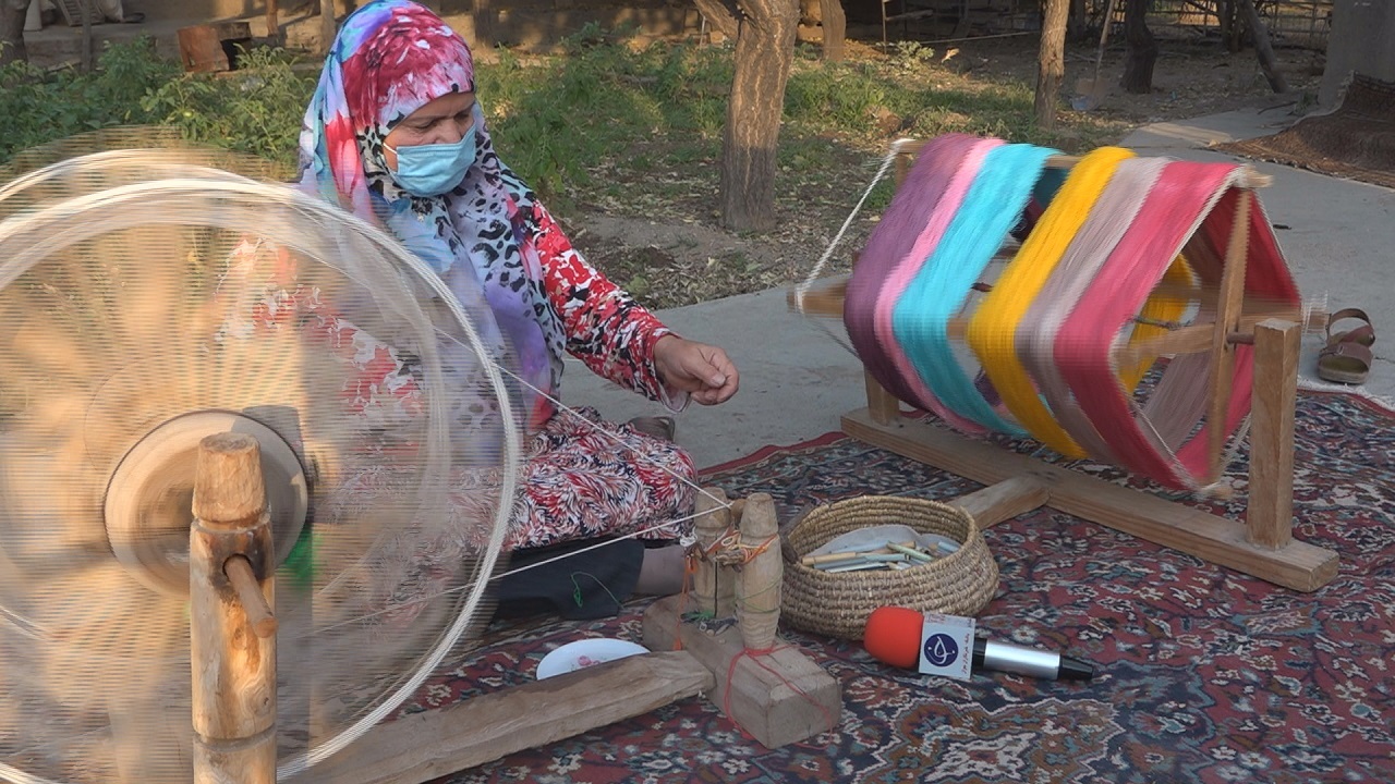 سرانگشتانی که گره حیات بر جان تار و پود پارچه می‌زنند/ دست بافته زنان خراشادی در چمدان خارجی ها