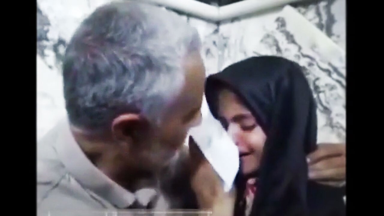 مهربانی سردار سلیمانی و دلداری دادن به دختر شهید مدافع حرم + فیلم