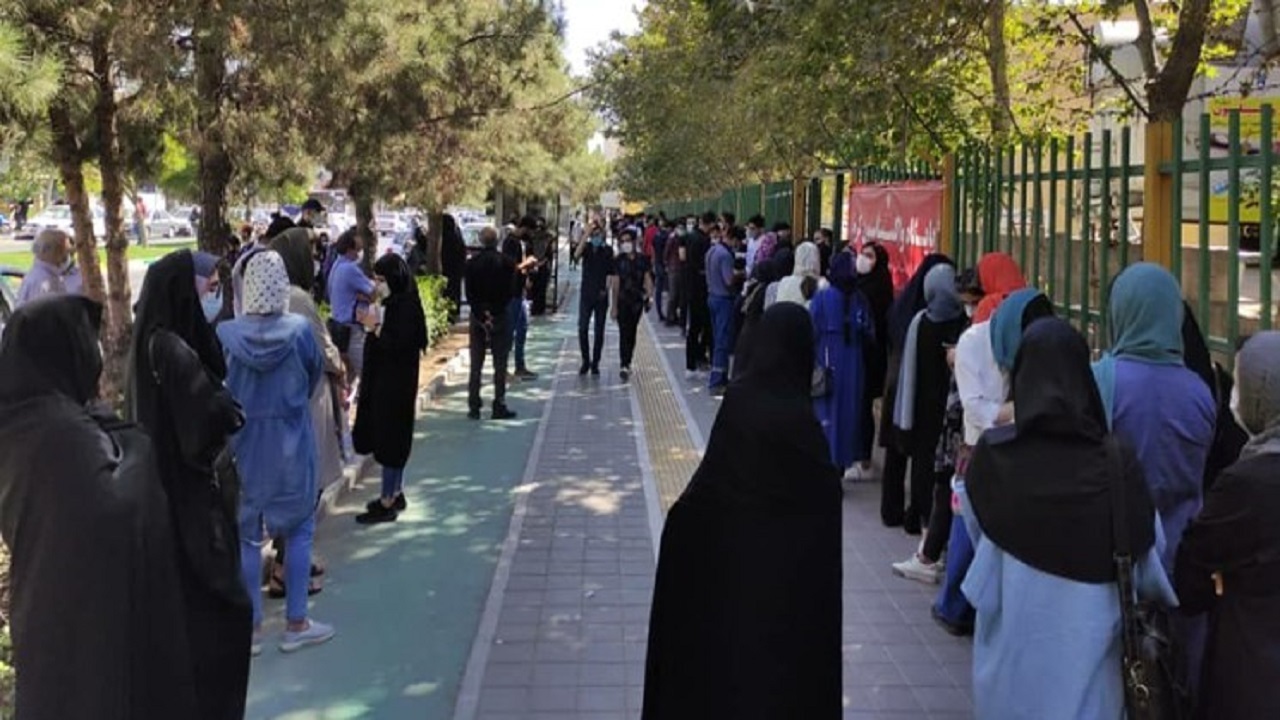 ازدحام دانشجویان دانشگاه آزاد مشهد مقابل پایگاه تزریق واکسن+فیلم