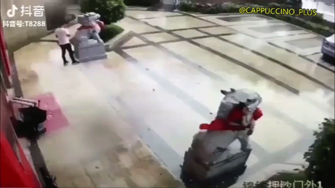 اتفاقی جالب با وزش باد شدید + فیلم