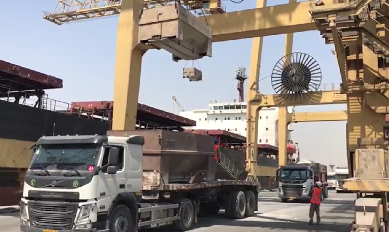 بارگیری سنگ گچ به روش جدید در بندر شهید رجایی بندرعباس