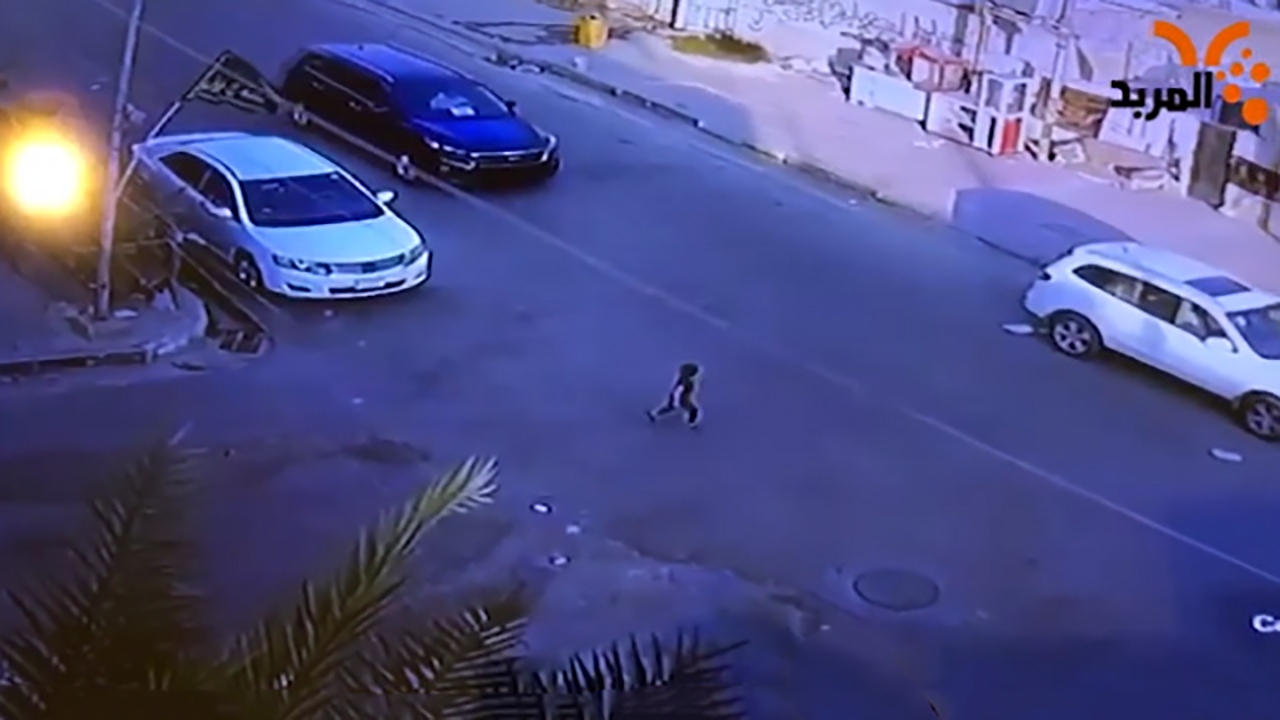 لحظه برخورد شدید خودرو با یک کودک + فیلم