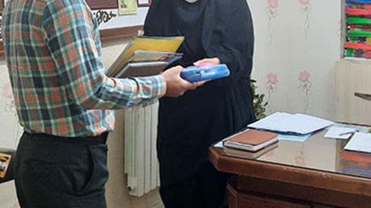 در چه صورتی کارنامه و پرونده دانش‌آموز فقط به پدر داده می‌شود؟