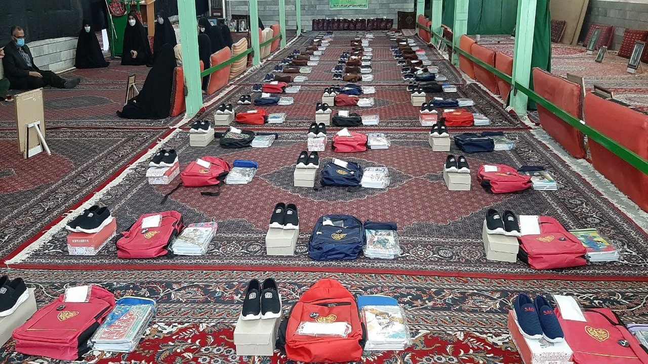 مشق مهربانی خیرین برای دانش آموزان نیازمند