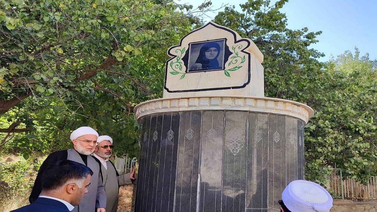 بازدید نماینده ولی فقیه در کردستان از یادمان شهید ناهید فاتحی کرجو