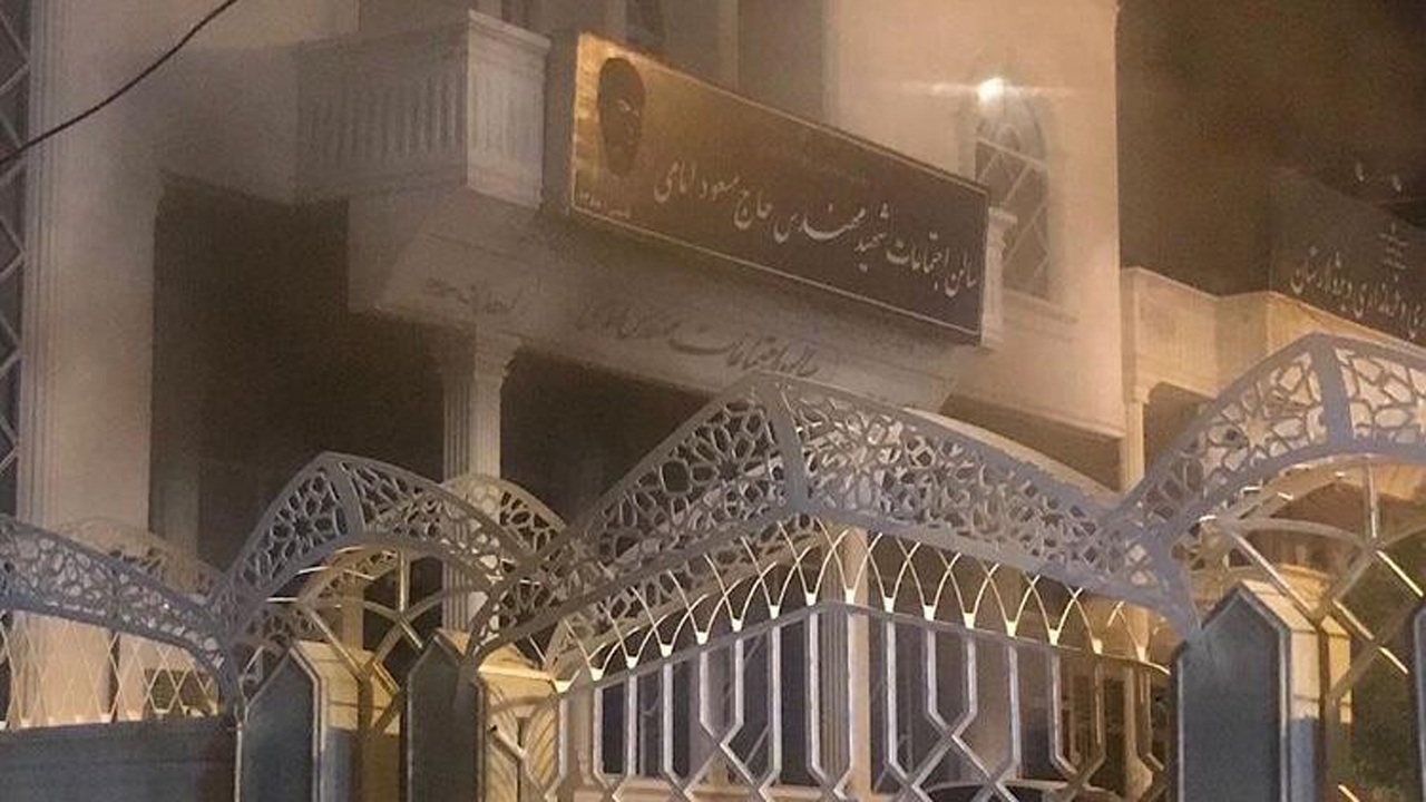 مهار آتش در ساختمان فرمانداری لارستان