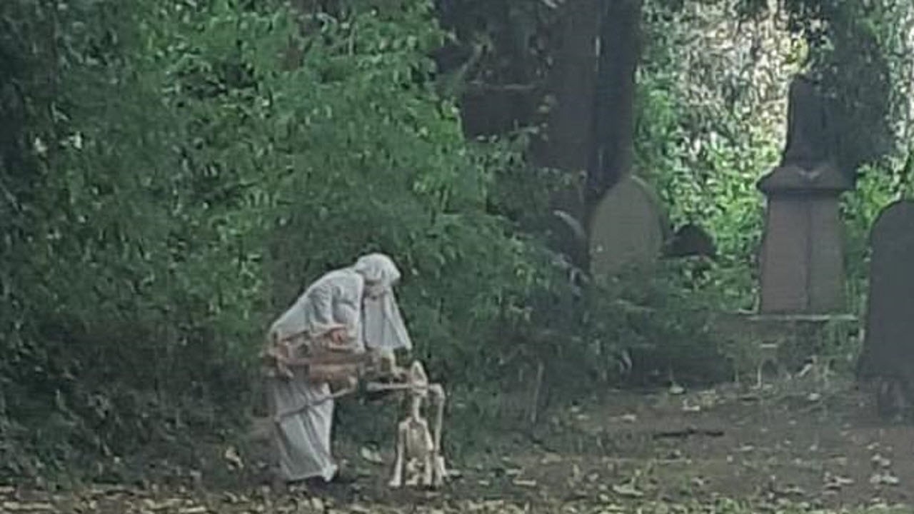حرکات عجیب زن راهبه با اسکلت در قبرستان!