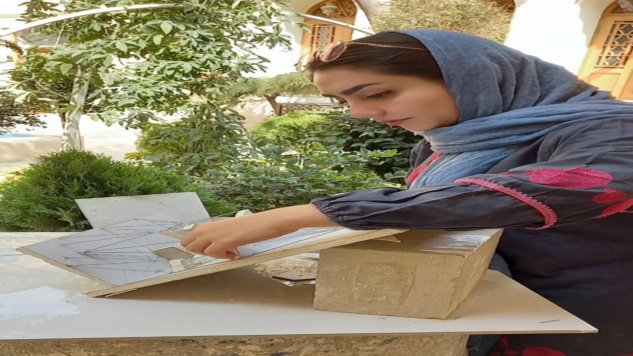 هندسه مقرنس در دستان بانوی هنرمند شیرازی