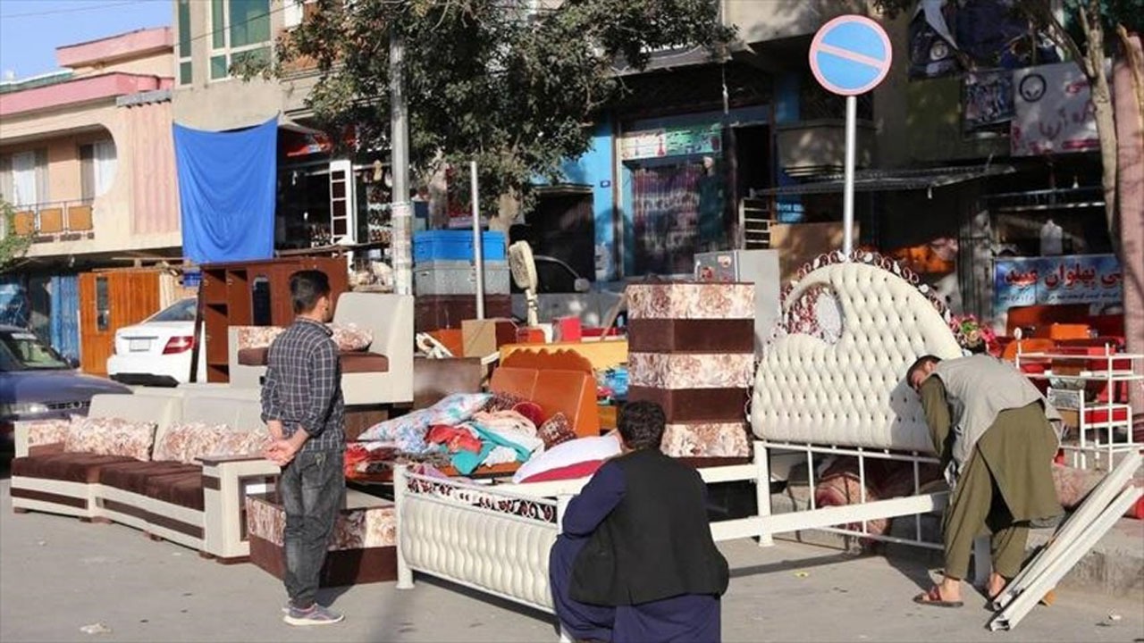 بازار داغ فروش لوازم منزل به دلیل فقر و بیکاری در افغانستان