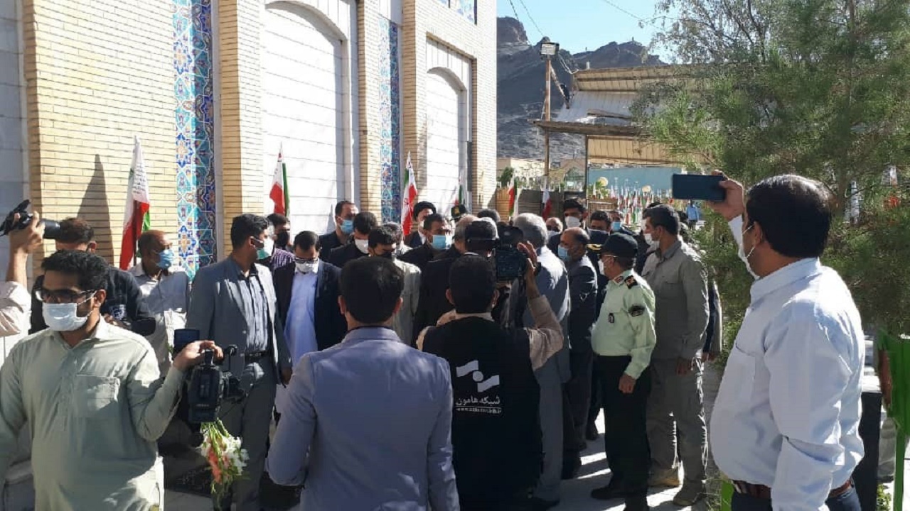 ادای احترام وزیر کشور به شهدای زاهدان
