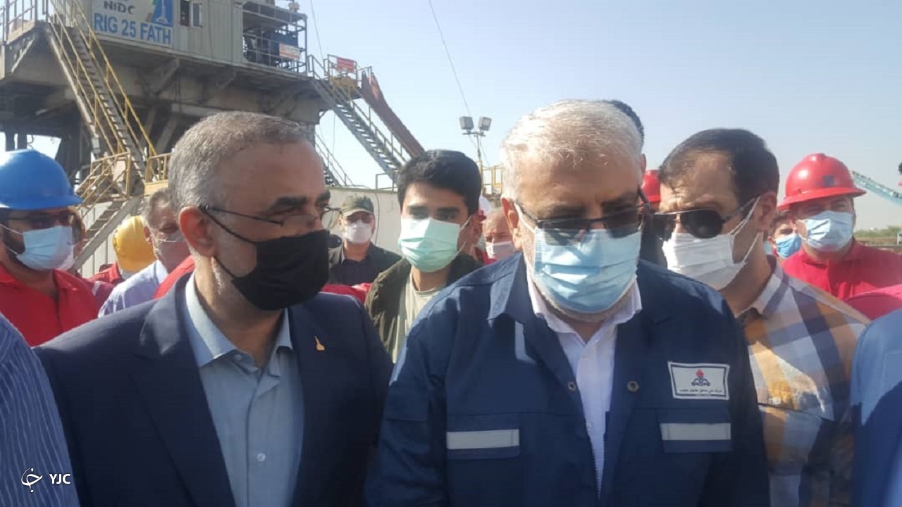 بازدید وزیر نفت از دستگاه حفاری ۲۵ فتح در میدان نفتی اهواز