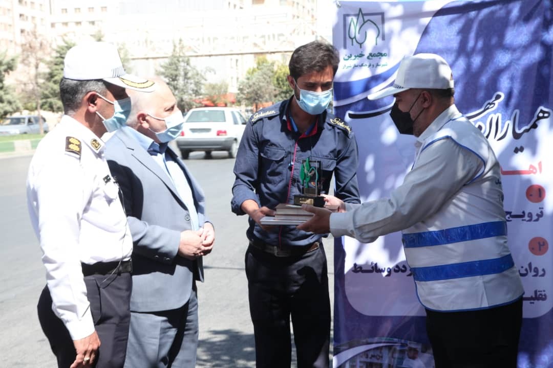 تجلیل از رانندگان قانون مدار توسط همیاران مهربان ترافیک