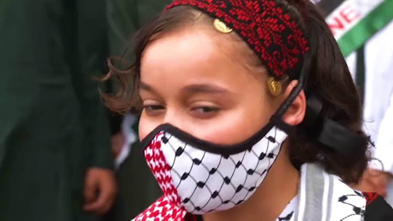 دانش آموزی که با یک پا به مدرسه بازگشت + فیلم