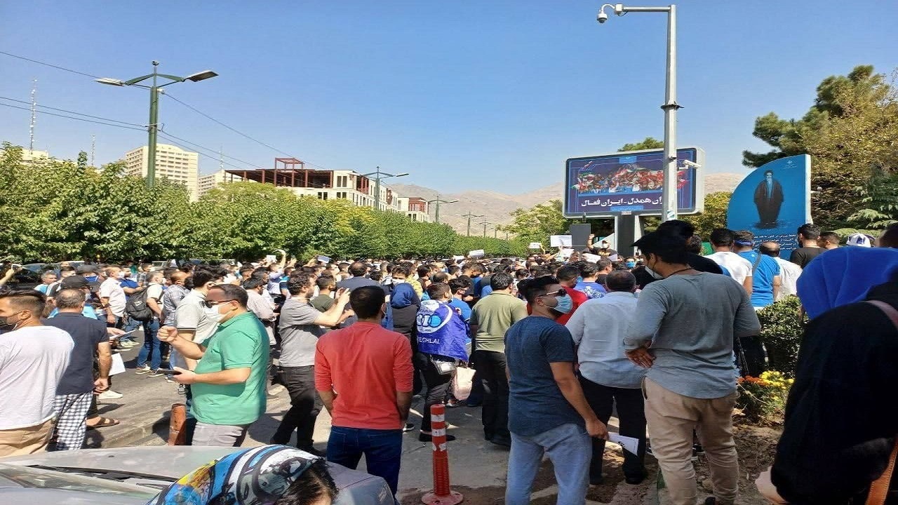 حضور هواداران استقلال مقابل وزارت ورزش و جوانان