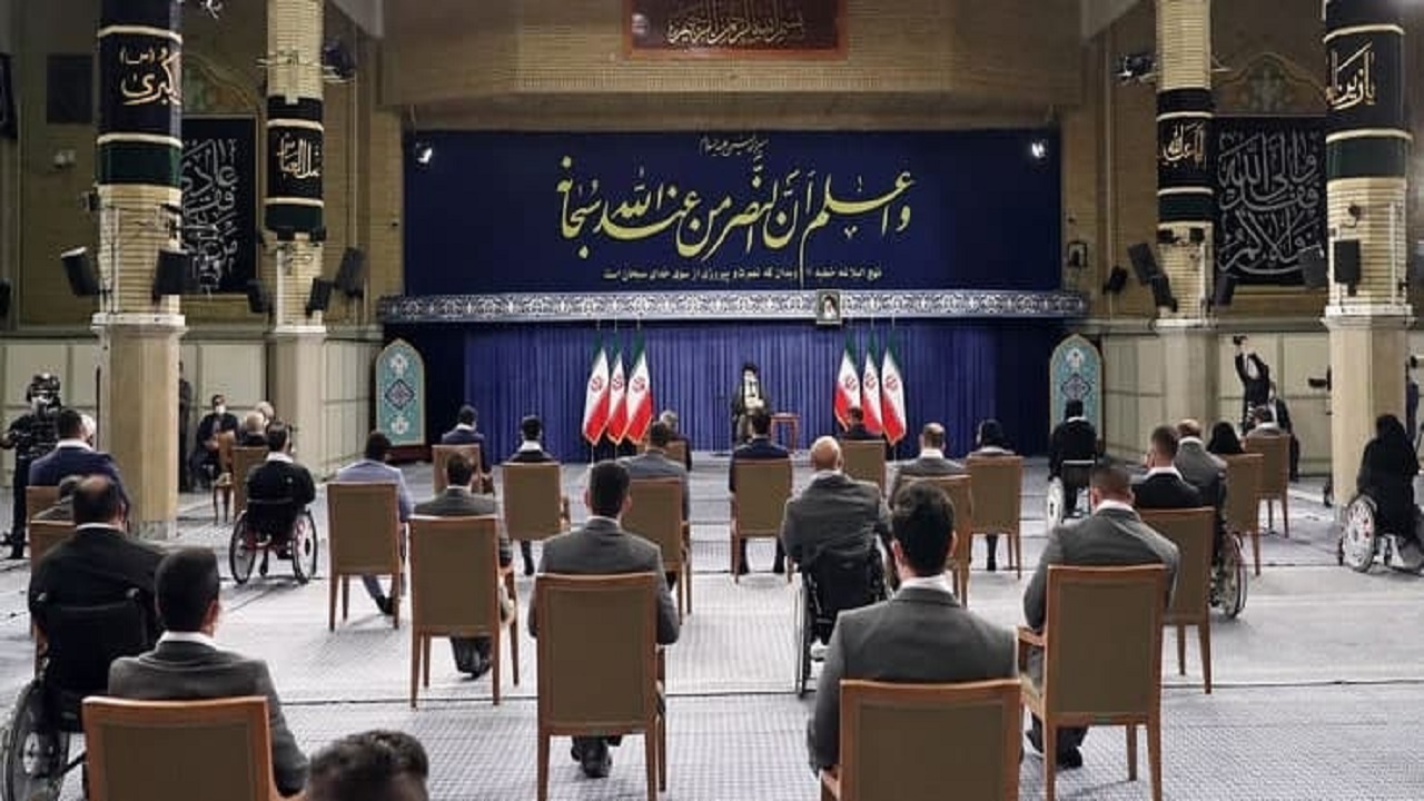 ترجمه حدیث نصب شده در حسینیه امام خمینی (ره) در دیدار مدال‌آوران ایران با رهبر انقلاب
