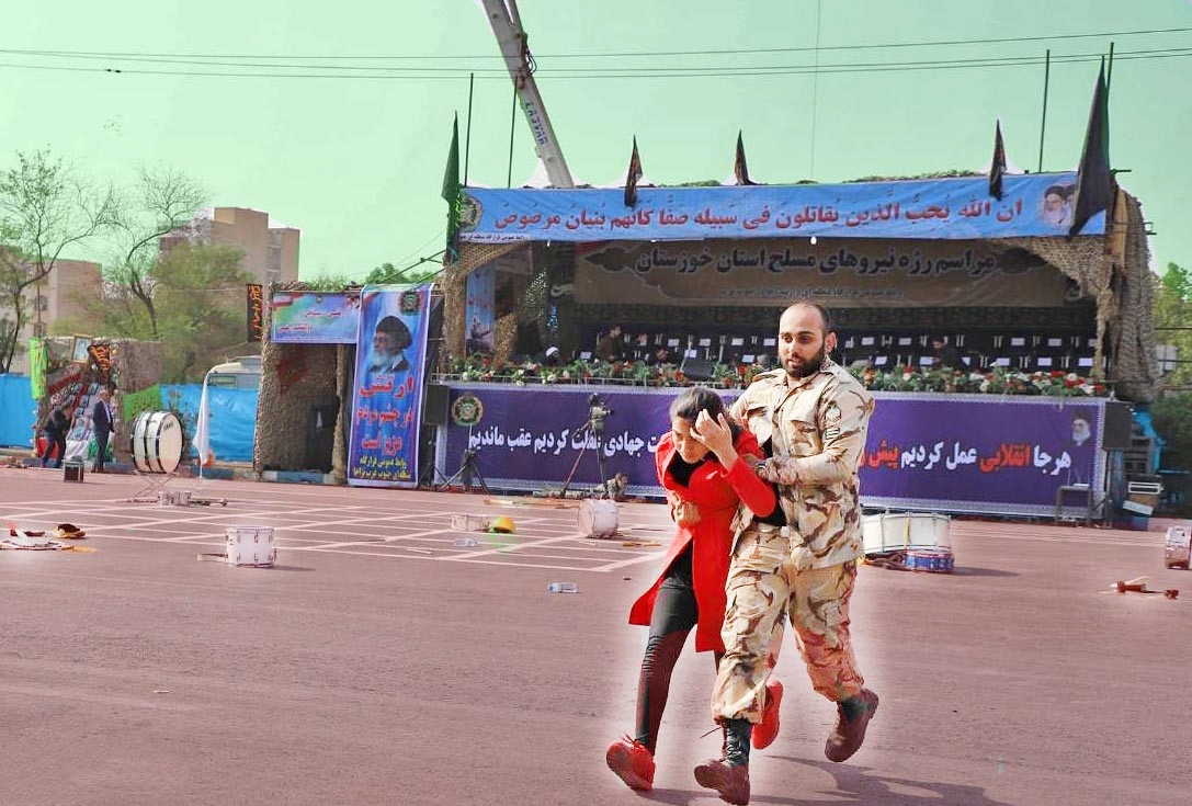 سرباز شجاع در حال نجات کودکان از تیر مهاجمین سرباز شجاع در حال نجات کودکان از تیر مهاجمین