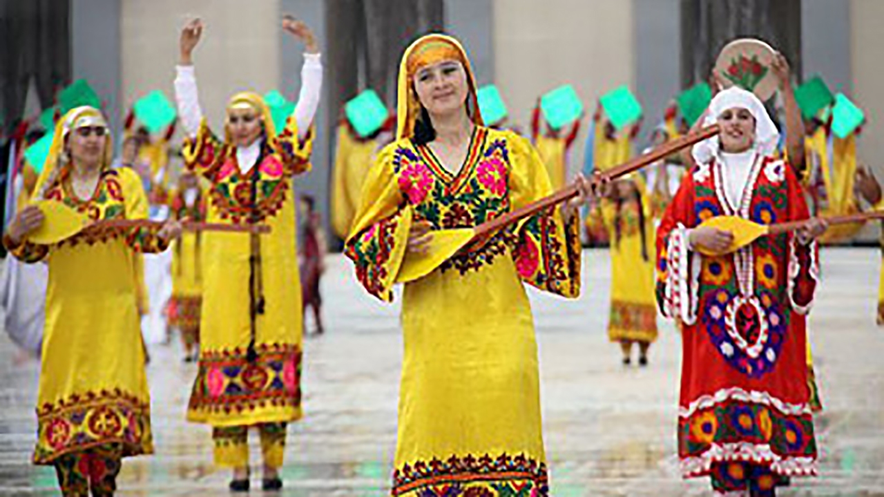 بدرقه رئیسی در فرودگاه تاجیکستان توسط مردم این کشور + فیلم
