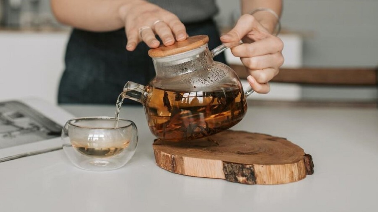 راهکاری برای دم کردن چای بدون لایه شناور براق روی سطح آن