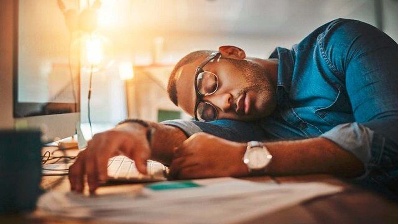 چرا صبح‌ها خسته هستیم؟ + راهکار