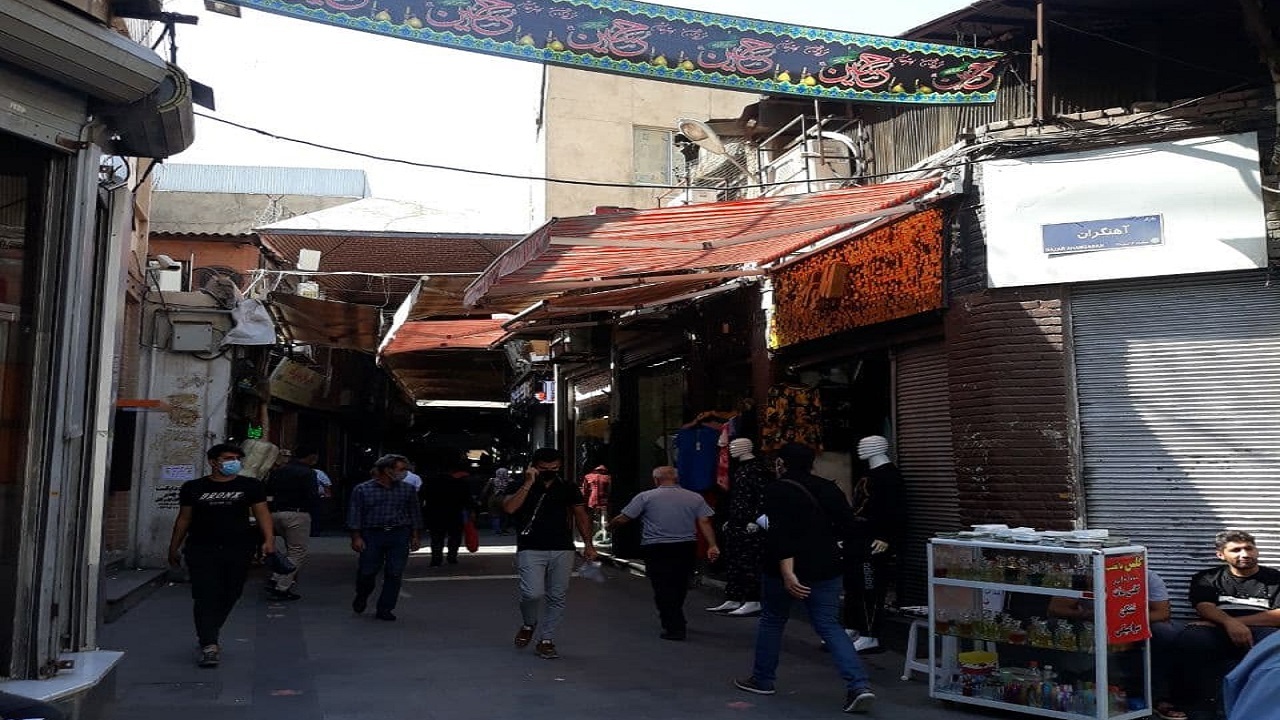 گردشگر گریزی در بازار تهران/ پارچه و گونی به جای سقف آجری!