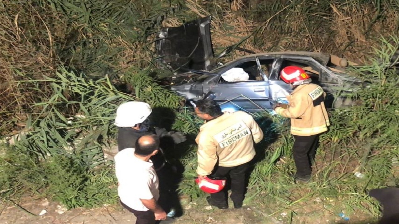 نجات ۲ فرد محبوس شده در داخل خودرو