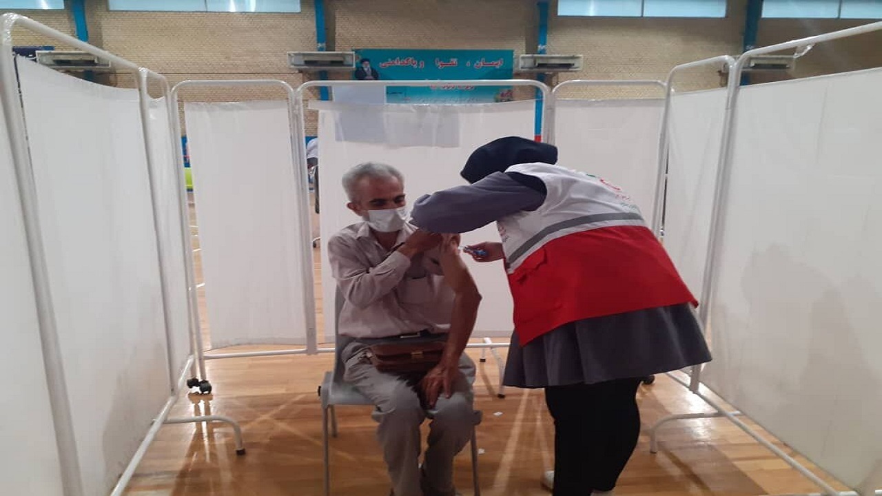 مشارکت ۱۸۰ نفر از جوانان هلال احمر در واکسیناسیون زنجانی‌ها علیه کرونا